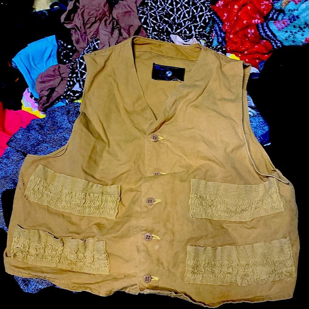 Red head blue bill vest